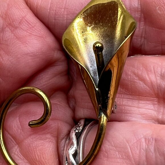 Signed Stuart NYE Hand Wrought Brass Calla LILY BROOCH Pin Flower Jewelry - Picture 4 of 7